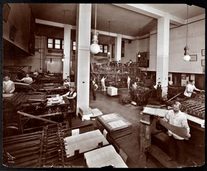 Mężczyźni pracujący w drukarni Metropolitan Life Insurance Co. przy 23rd Street i Madison Avenue, Nowy Jork, 1907 (srebrny odbitka żelatynowa)